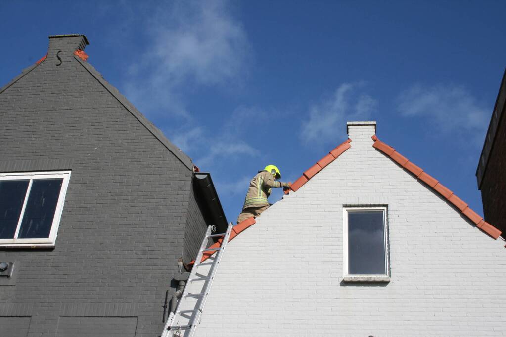Brandweer ingezet voor stormschades in winkelgebied