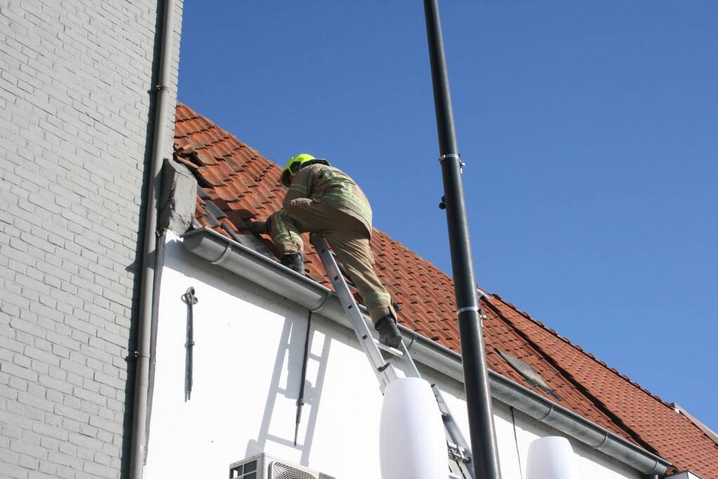 Brandweer ingezet voor stormschades in winkelgebied