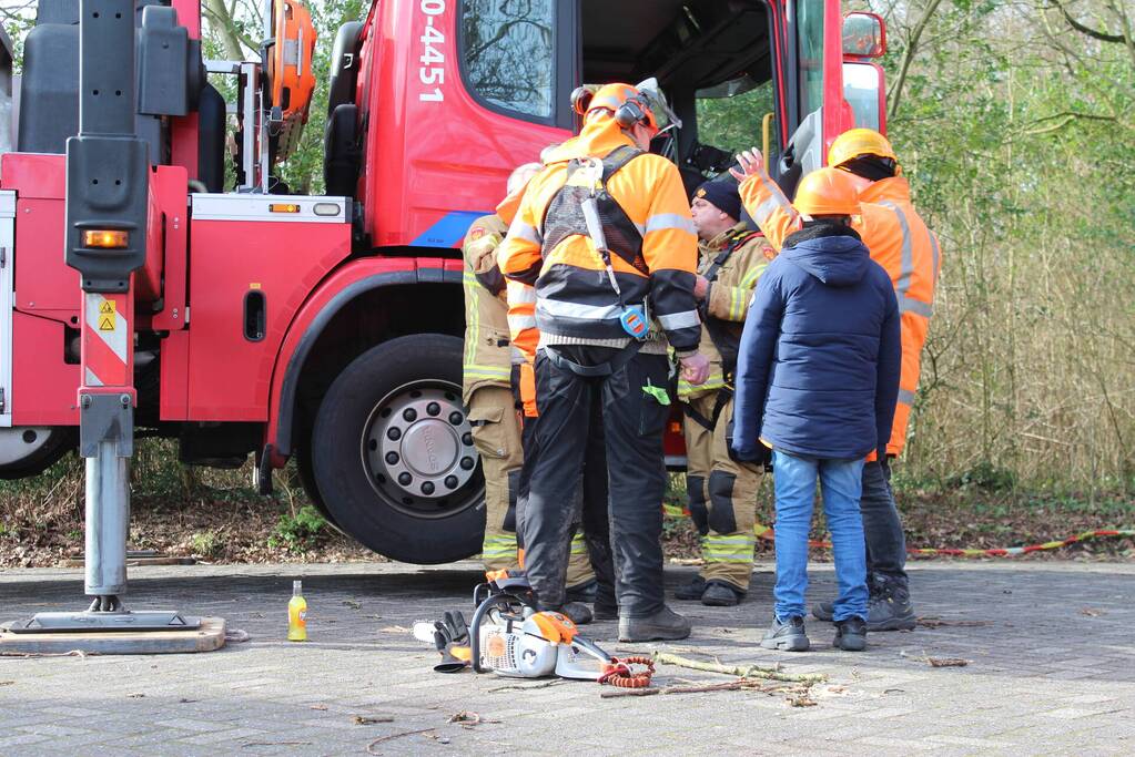 Woning zwaar beschadigd door omgewaaide boom