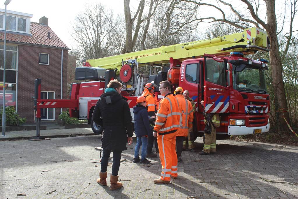 Woning zwaar beschadigd door omgewaaide boom