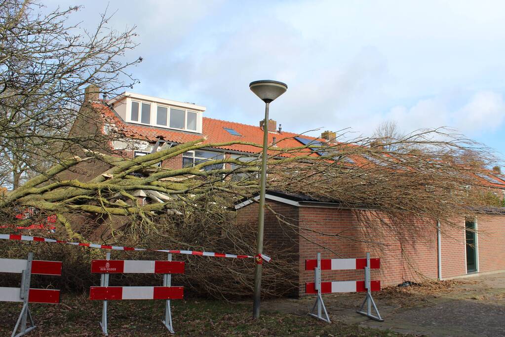 Woning zwaar beschadigd door omgewaaide boom