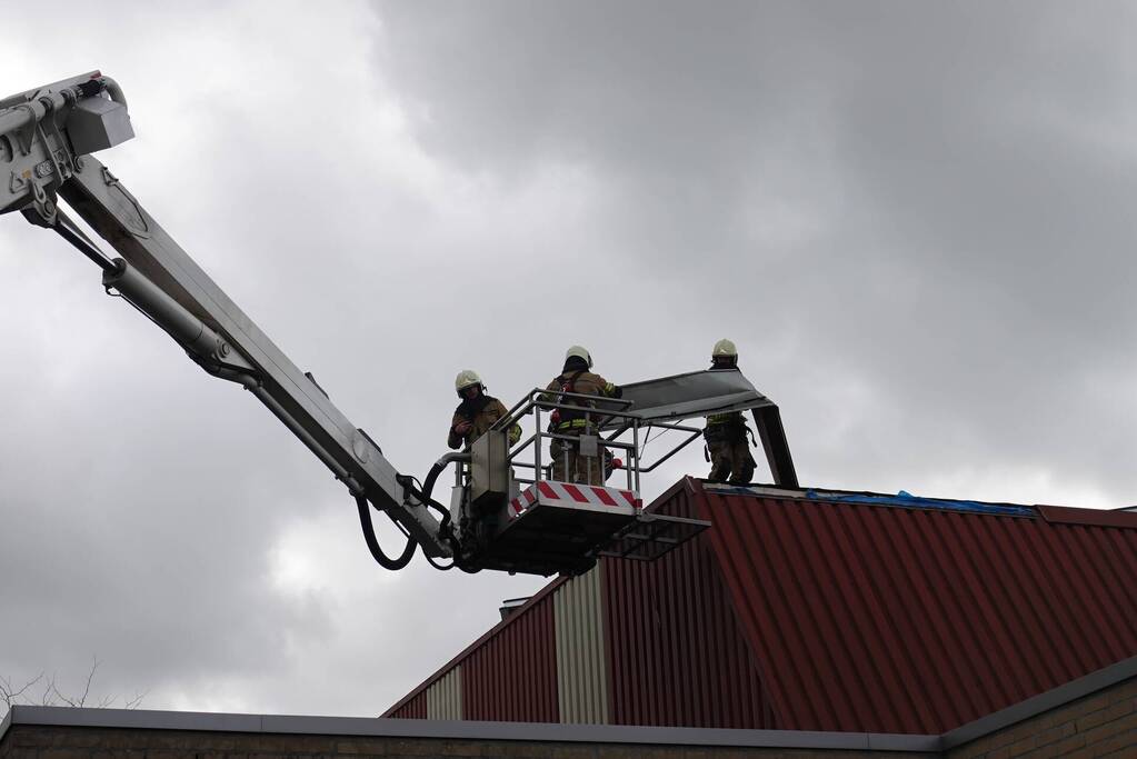 Dakplaat los gewaaid op sporthal