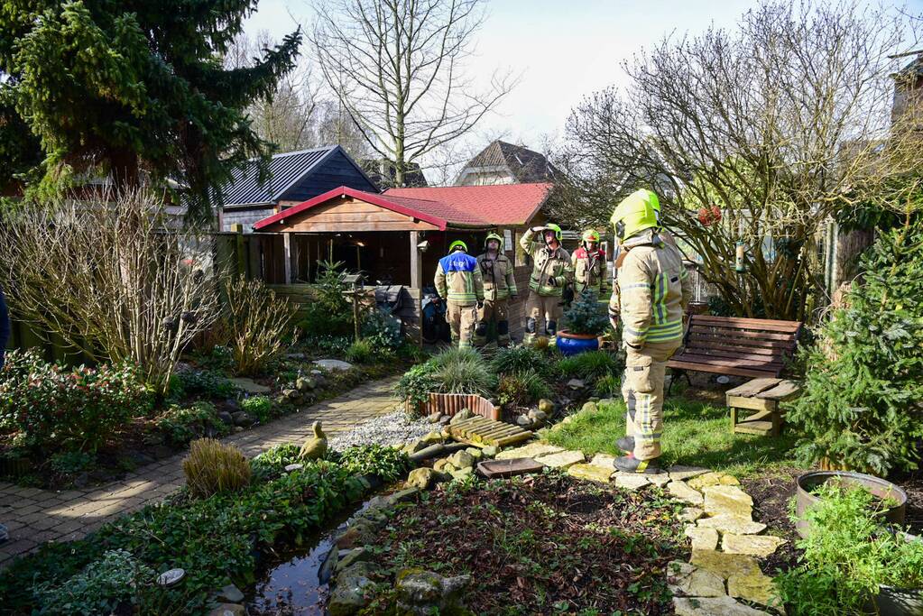 Grote boom dreigt om te waaien