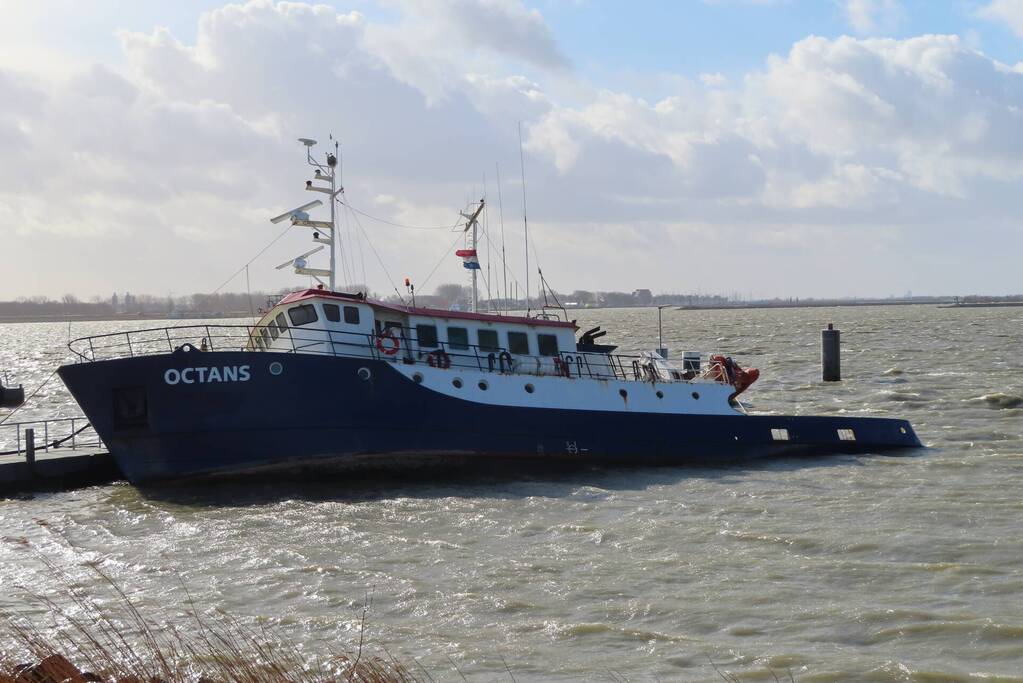 Schip losgeslagen door storm