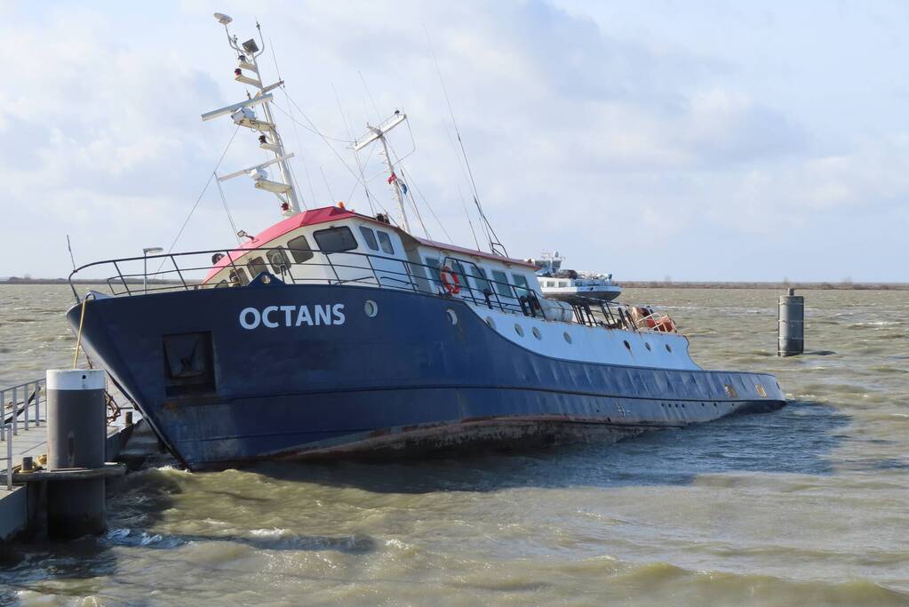 Schip losgeslagen door storm