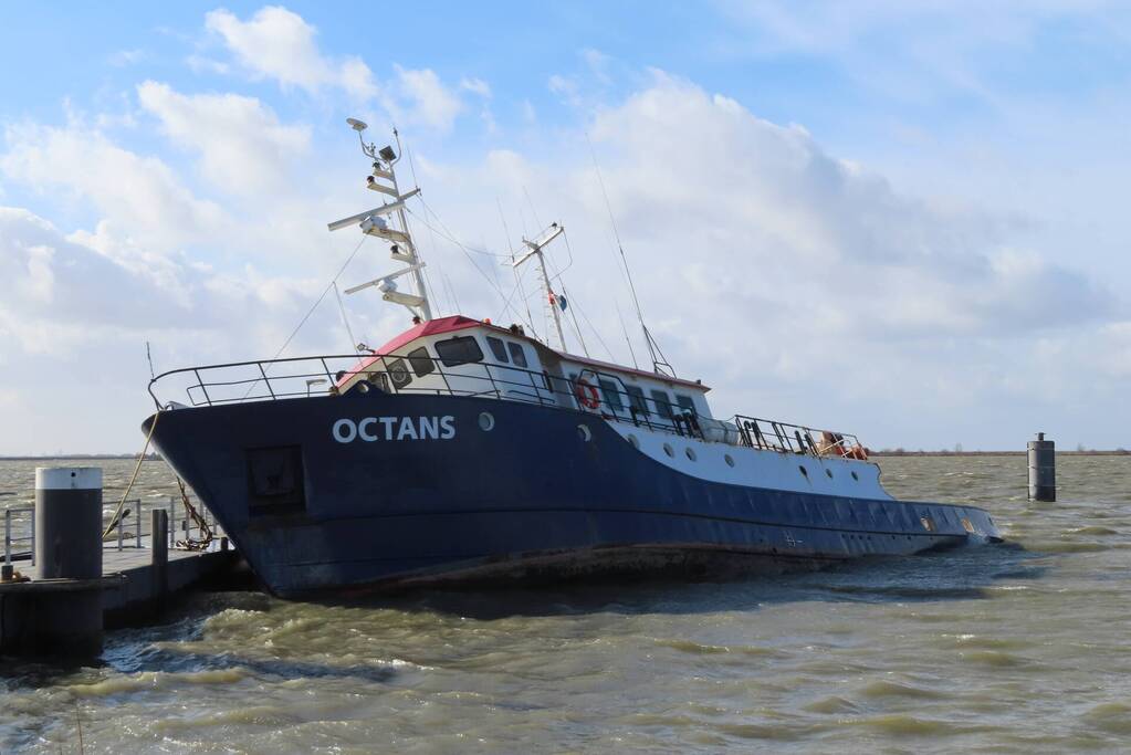 Schip losgeslagen door storm