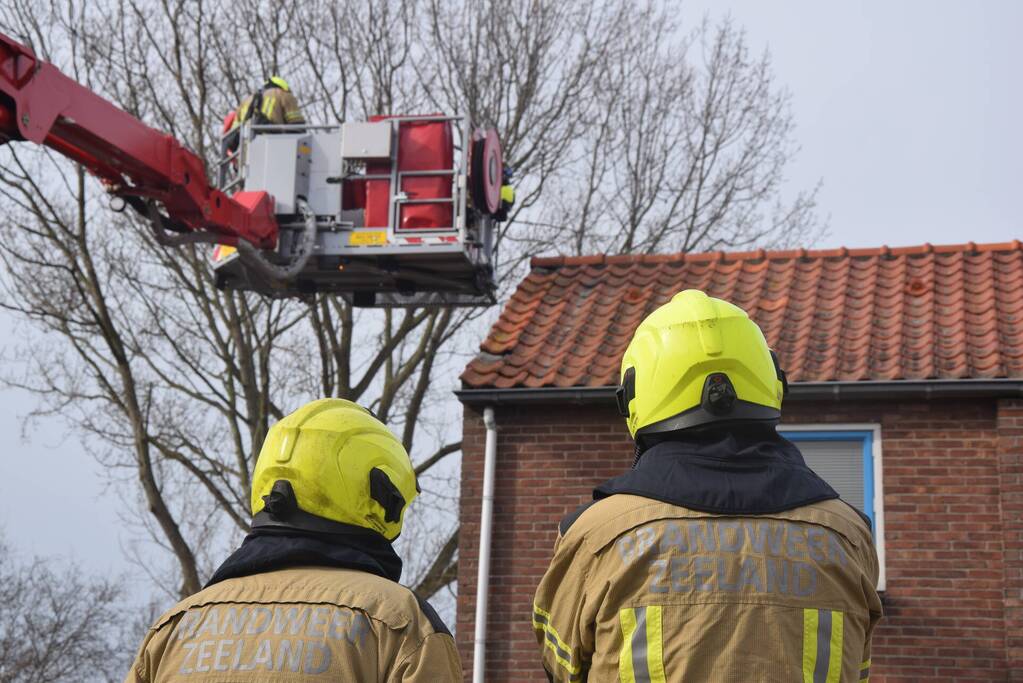 Brandweer ingezet voor losliggende dakpannen