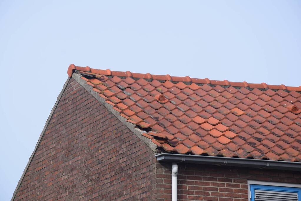 Brandweer ingezet voor losliggende dakpannen