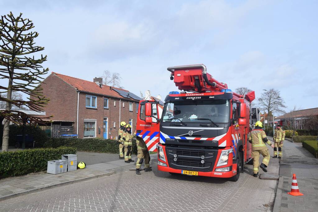 Brandweer ingezet voor losliggende dakpannen