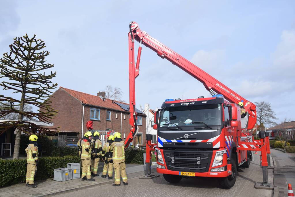 Brandweer ingezet voor losliggende dakpannen