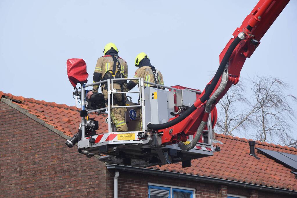 Brandweer ingezet voor losliggende dakpannen