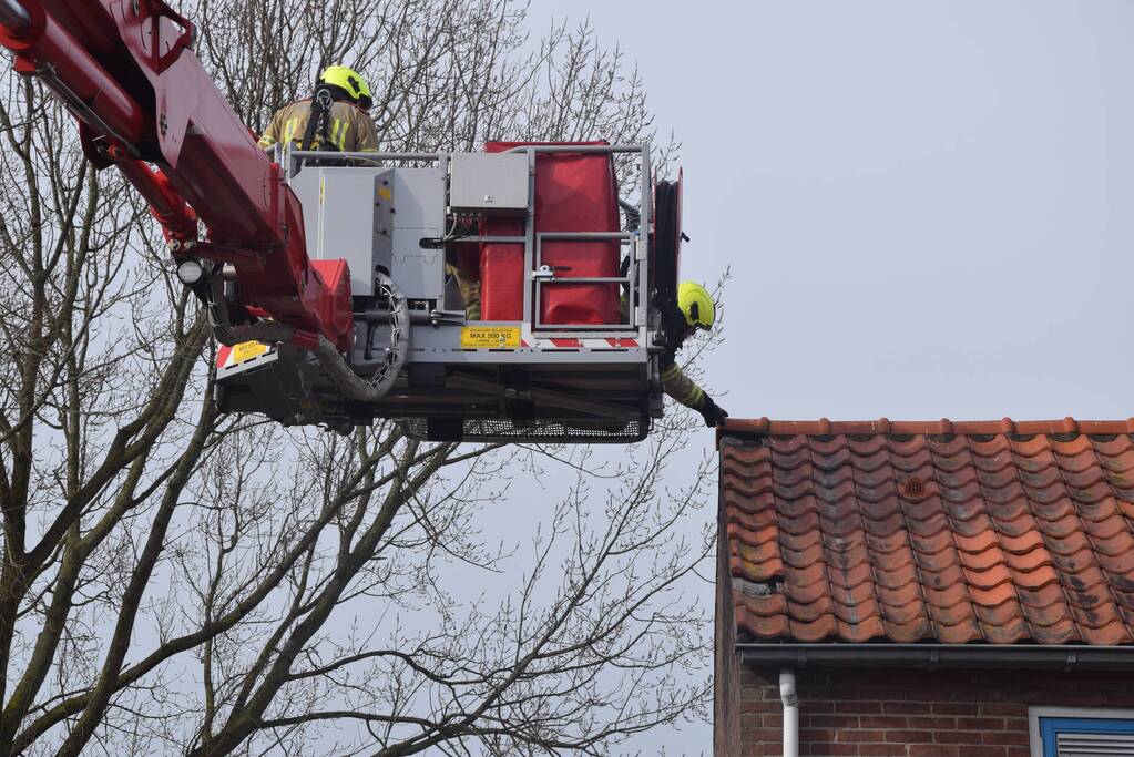 Brandweer ingezet voor losliggende dakpannen