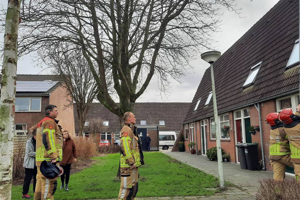 Brandweer plaatst dakpannen terug op woning