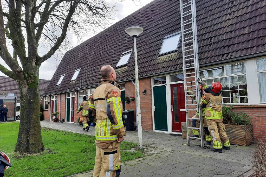 Brandweer plaatst dakpannen terug op woning