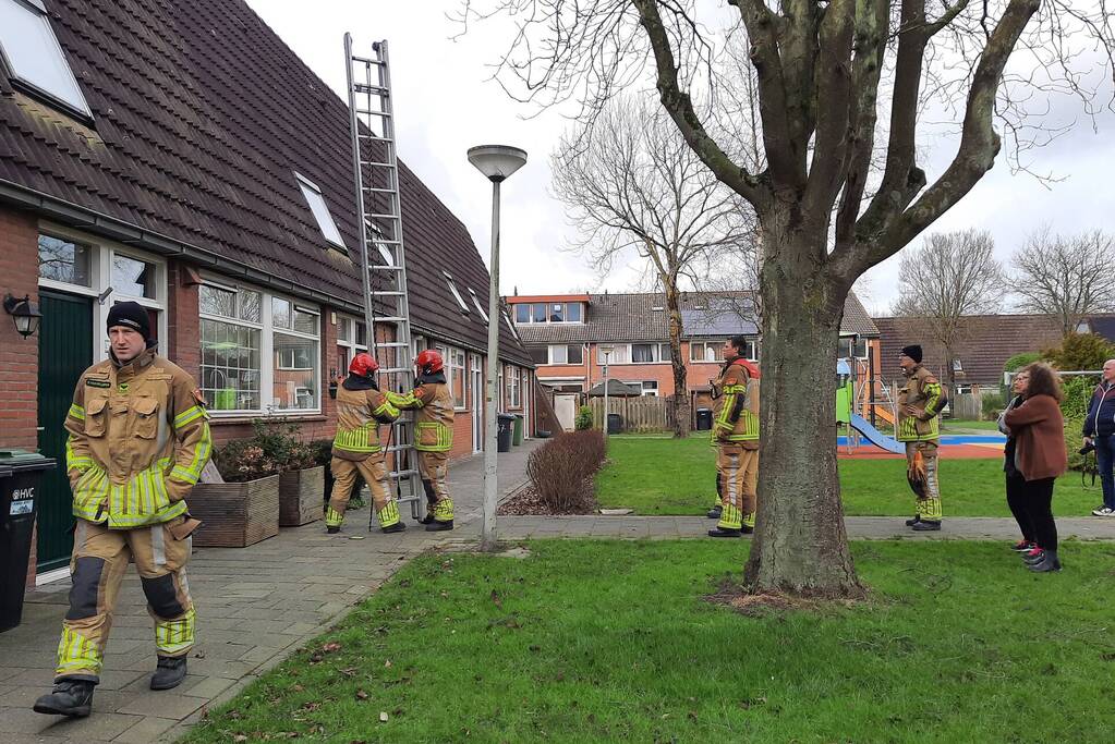 Brandweer plaatst dakpannen terug op woning