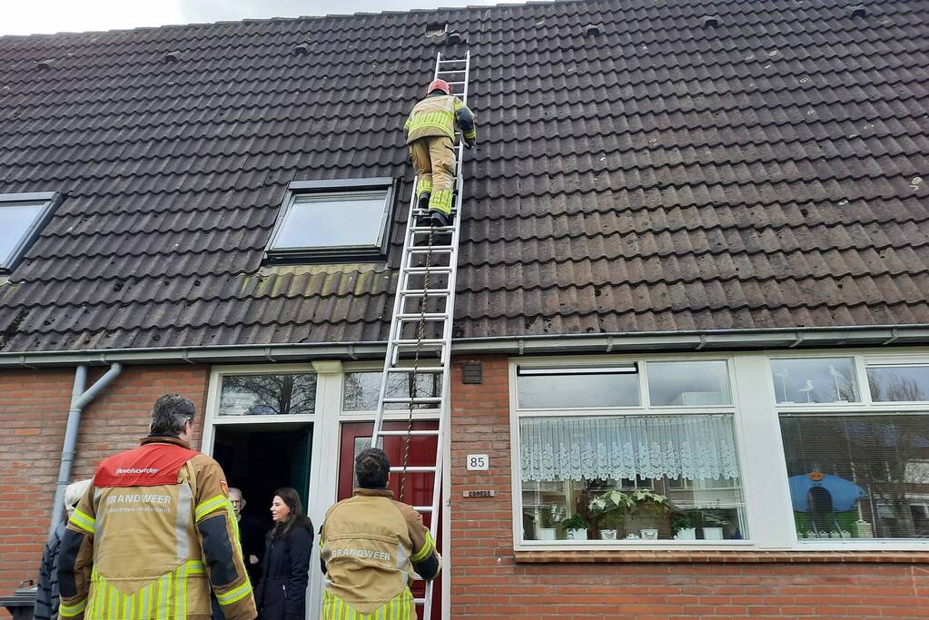 Brandweer plaatst dakpannen terug op woning