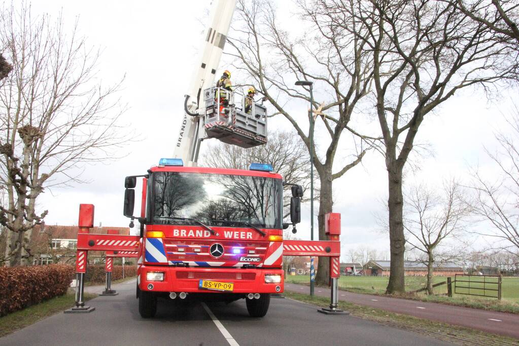 Brandweer verwijdert gevaarlijke hangende takken van bomen