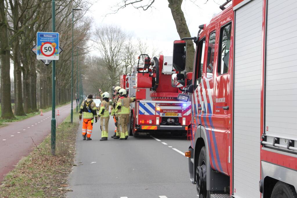Brandweer verwijdert gevaarlijke hangende takken van bomen