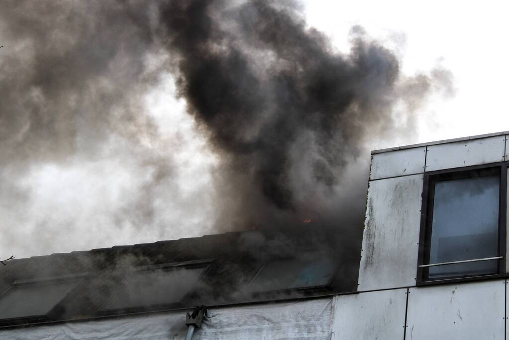 Flinke rookontwikkeling vanwege brand in slooppand