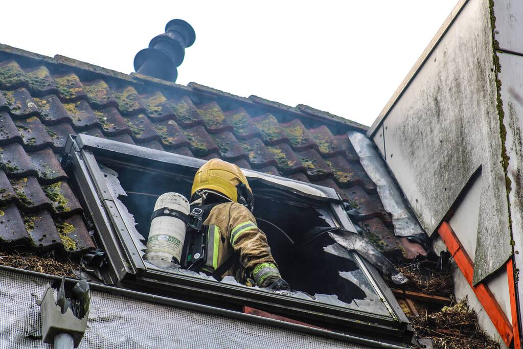 Flinke rookontwikkeling vanwege brand in slooppand