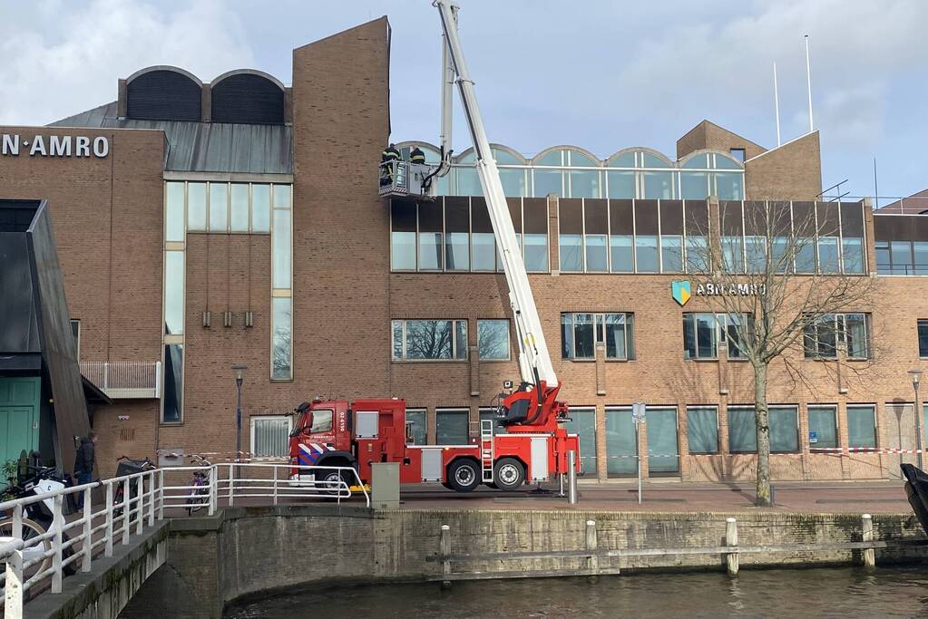 Brandweer verwijderd losgekomen dakbedekking