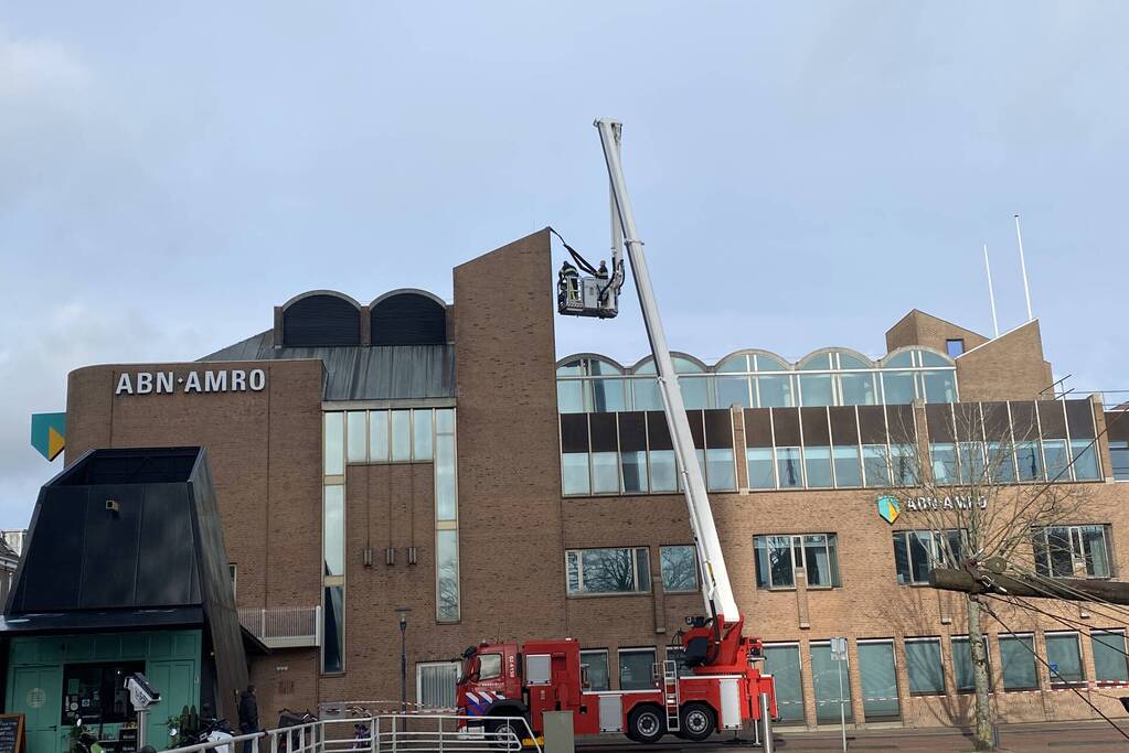 Brandweer verwijderd losgekomen dakbedekking