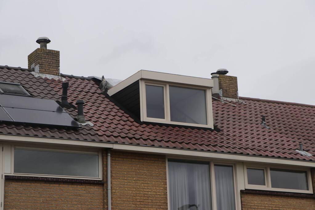 Dakbedekking van dakkapel waait los