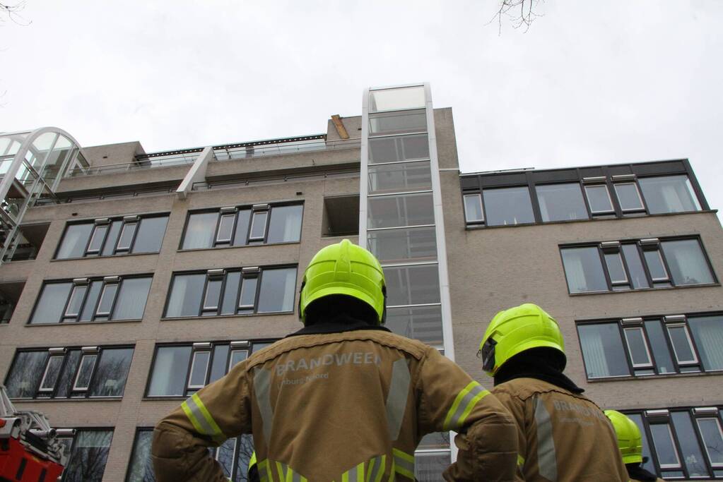 Dakbedekking flatgebouw los gewaaid