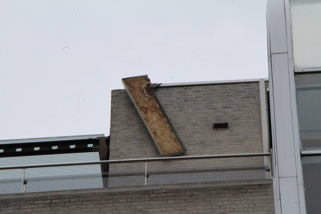 Dakbedekking flatgebouw los gewaaid