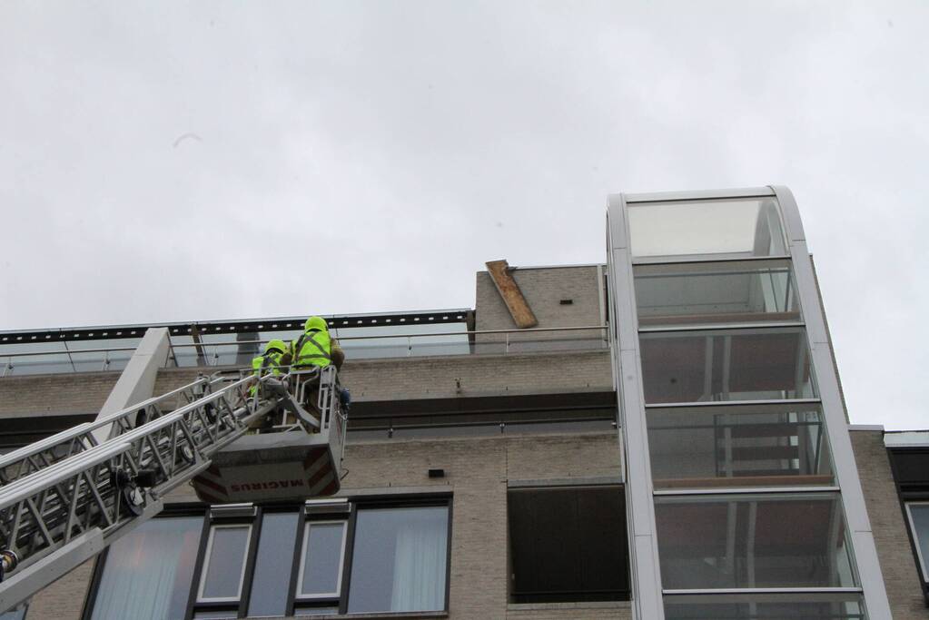 Dakbedekking flatgebouw los gewaaid