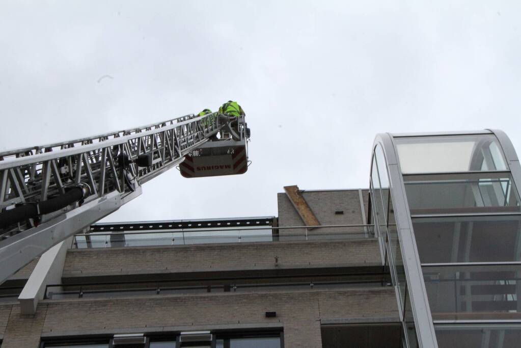 Dakbedekking flatgebouw los gewaaid