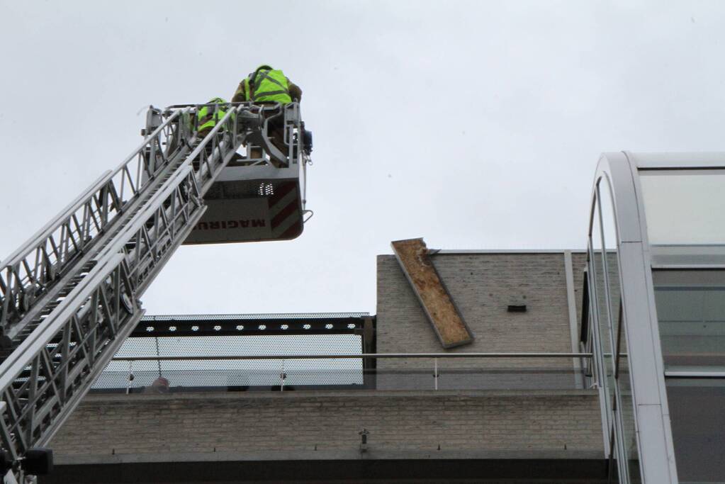 Dakbedekking flatgebouw los gewaaid