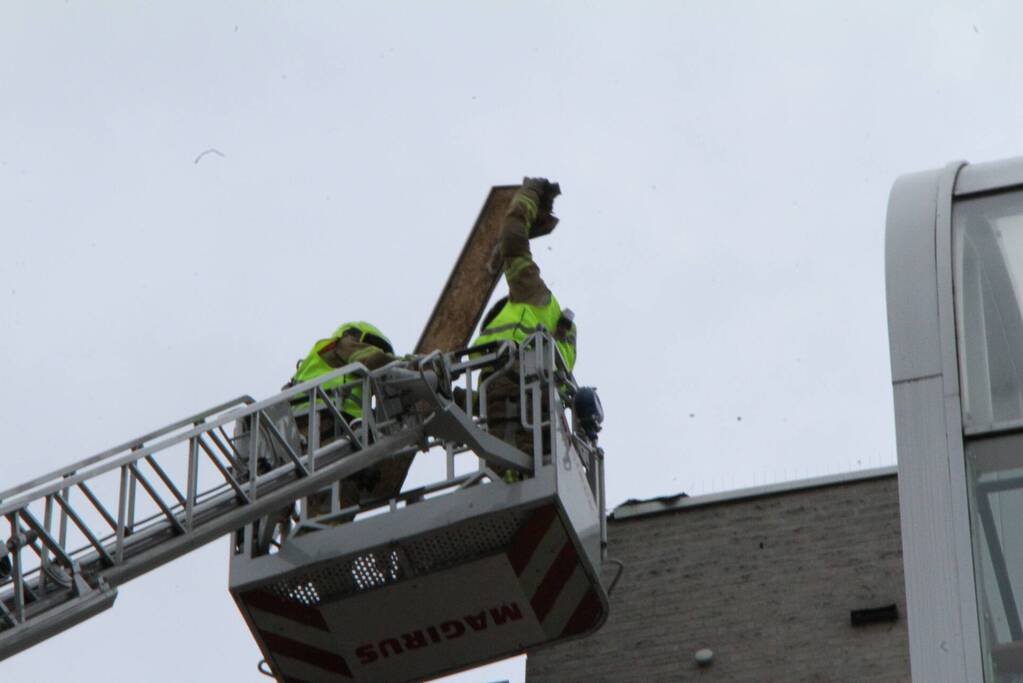Dakbedekking flatgebouw los gewaaid
