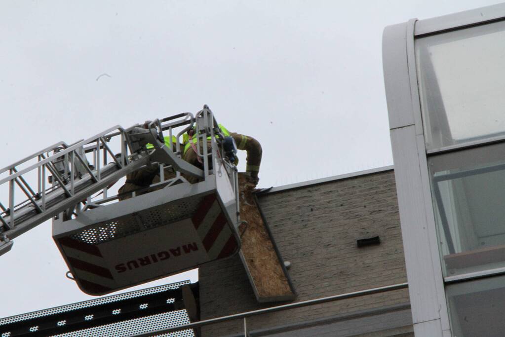 Dakbedekking flatgebouw los gewaaid