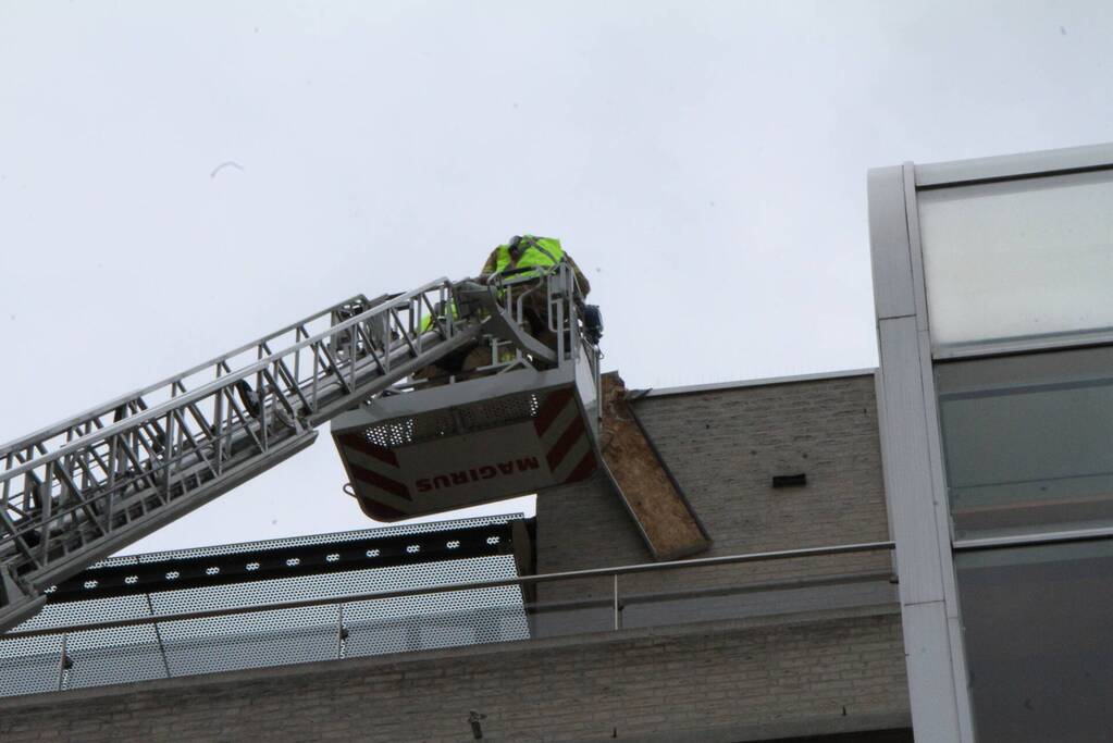 Dakbedekking flatgebouw los gewaaid