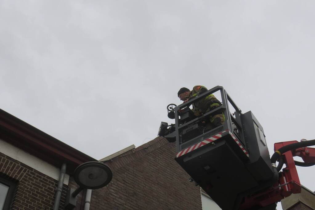 Dakbeschot waait van woning