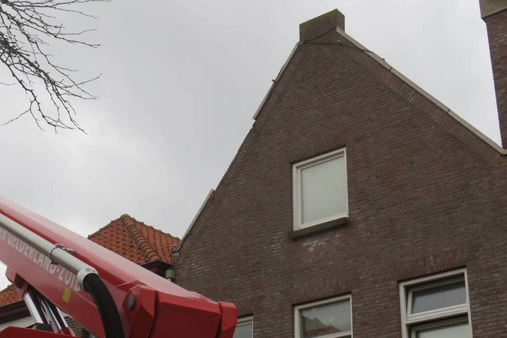 Dakbeschot waait van woning