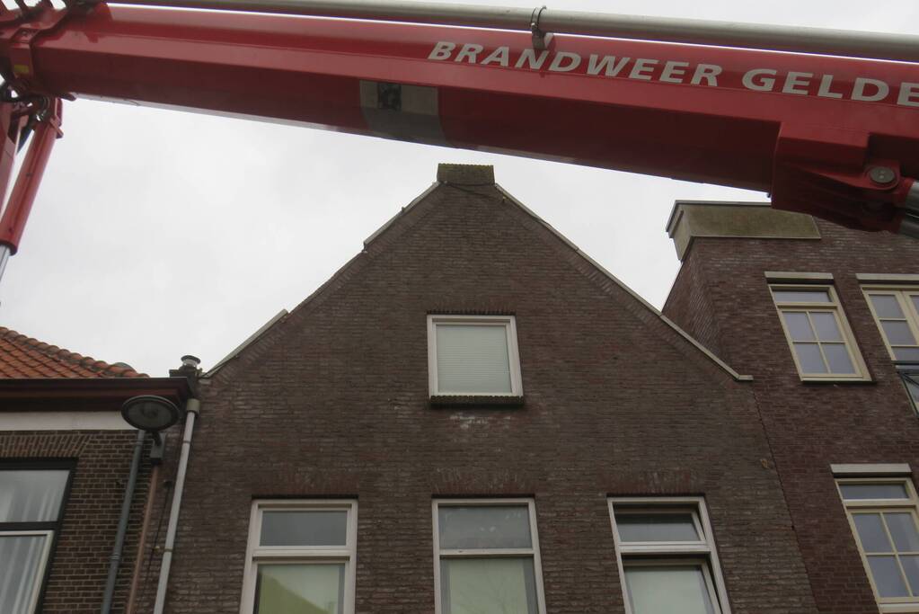 Dakbeschot waait van woning