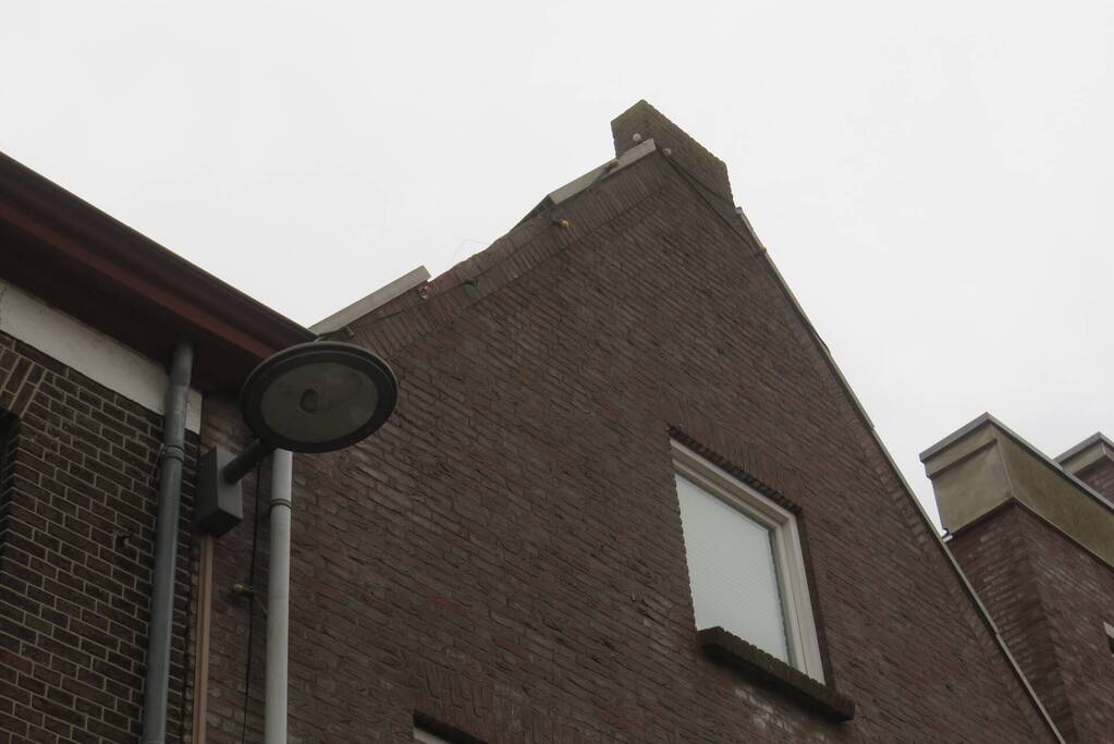 Dakbeschot waait van woning