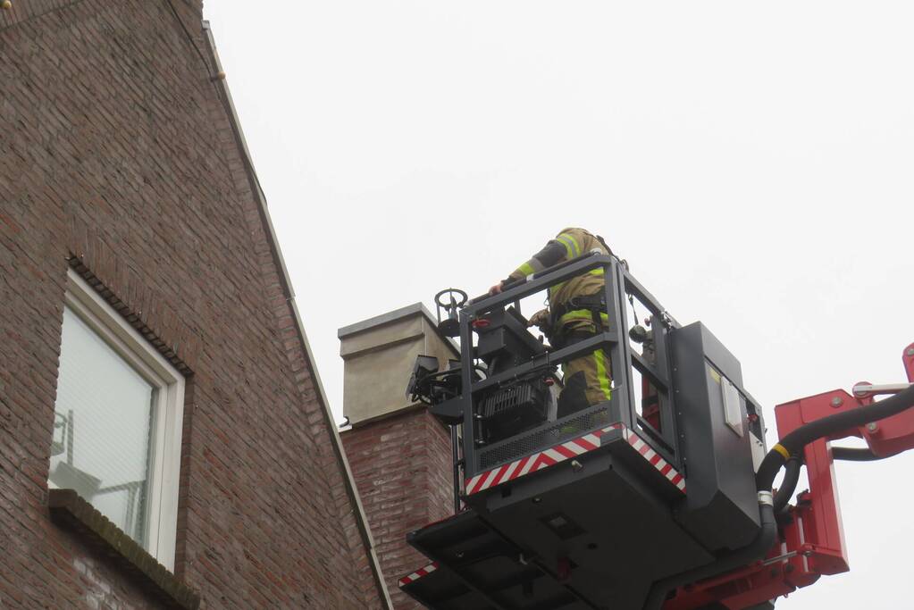 Dakbeschot waait van woning