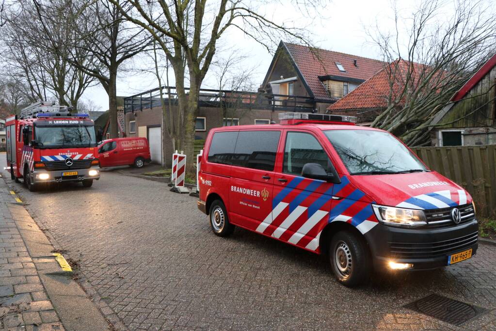 Grote boom valt op woningen en schuur