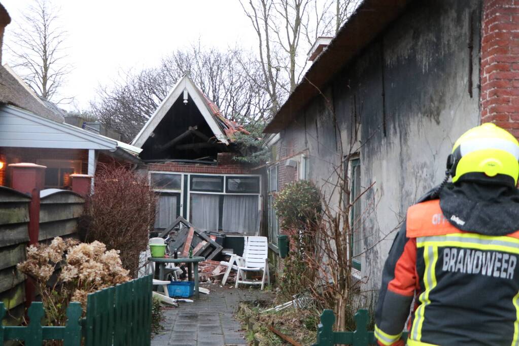 Grote boom valt op woningen en schuur