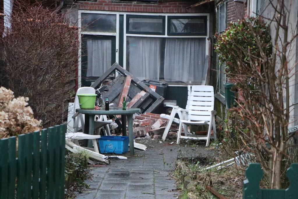 Grote boom valt op woningen en schuur