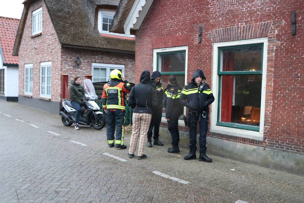 Grote boom valt op woningen en schuur