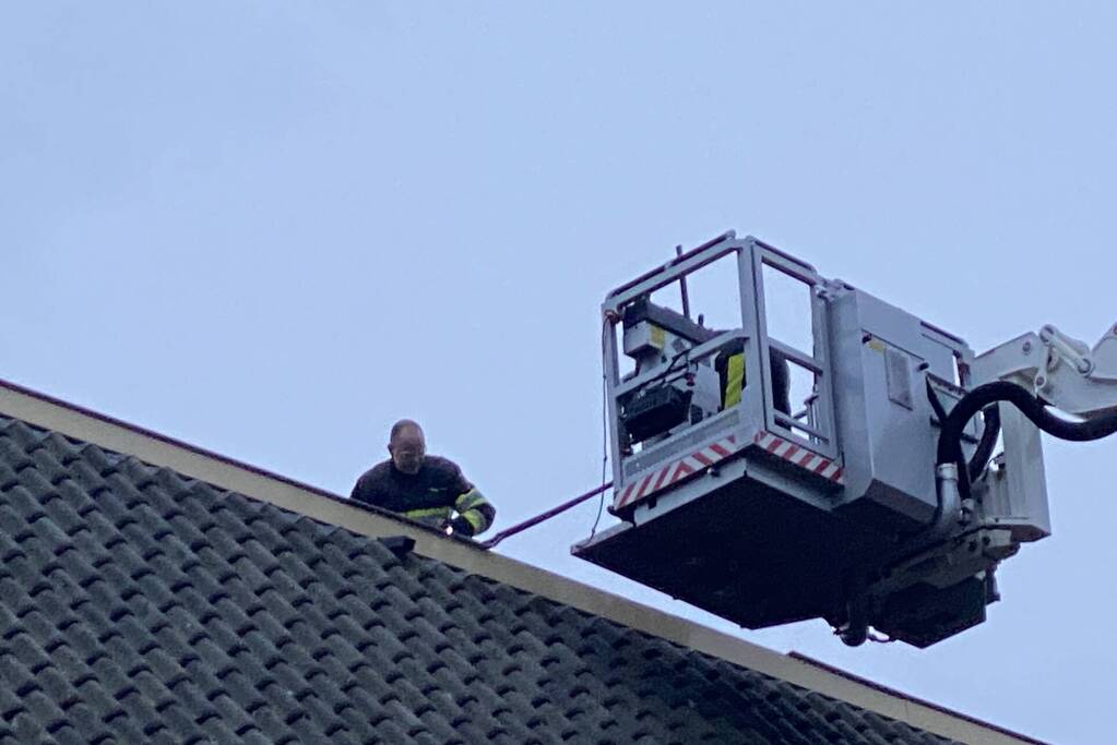 Gevaarlijk hangend dak lood verwijderd