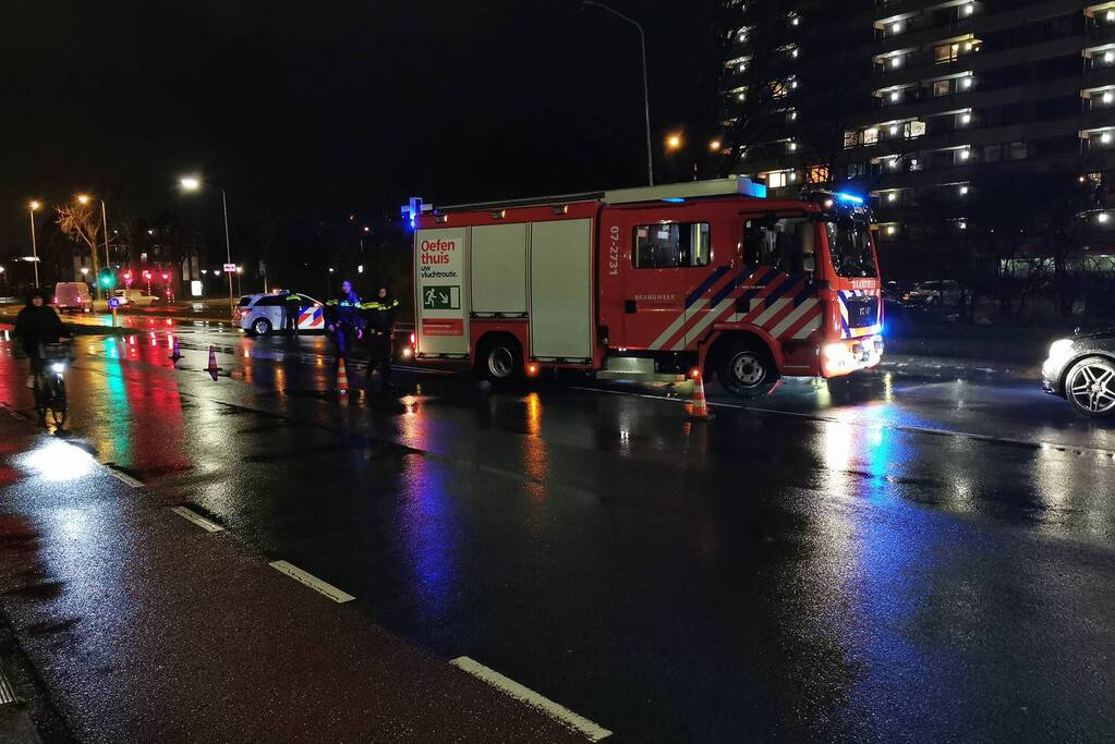 Auto botst tegen lantaarnpaal