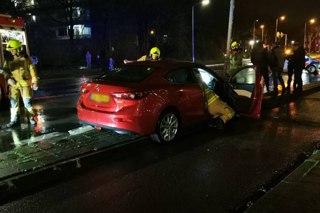 Auto botst tegen lantaarnpaal