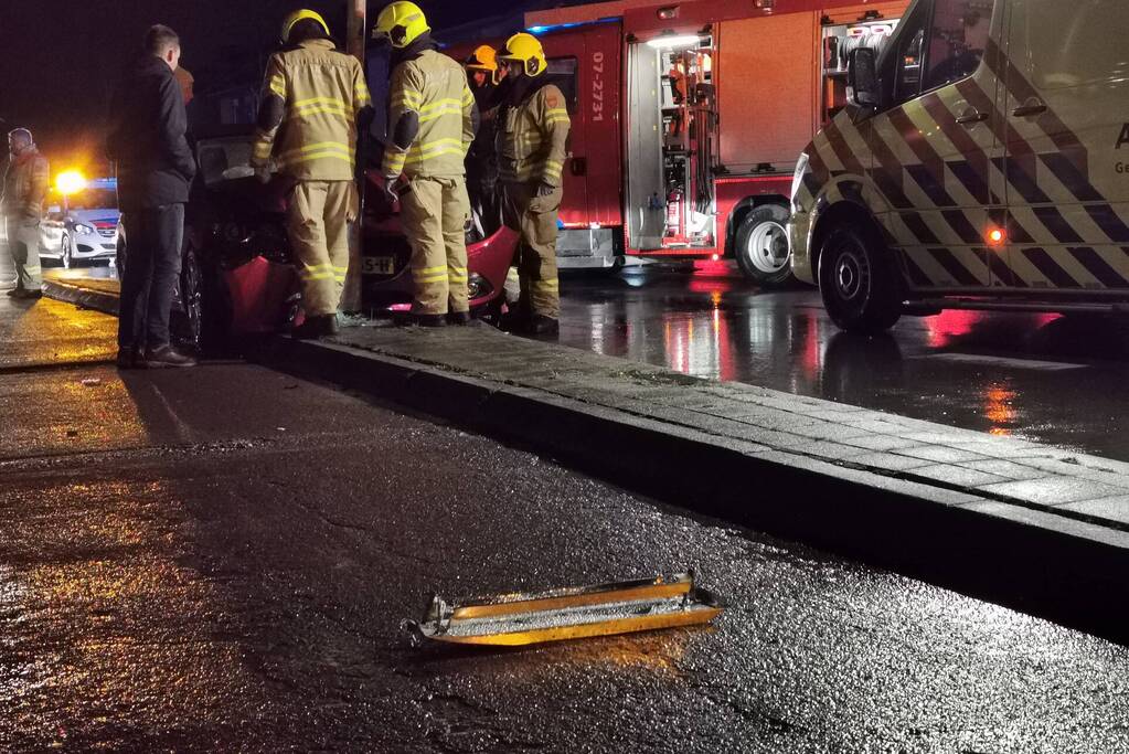 Auto botst tegen lantaarnpaal