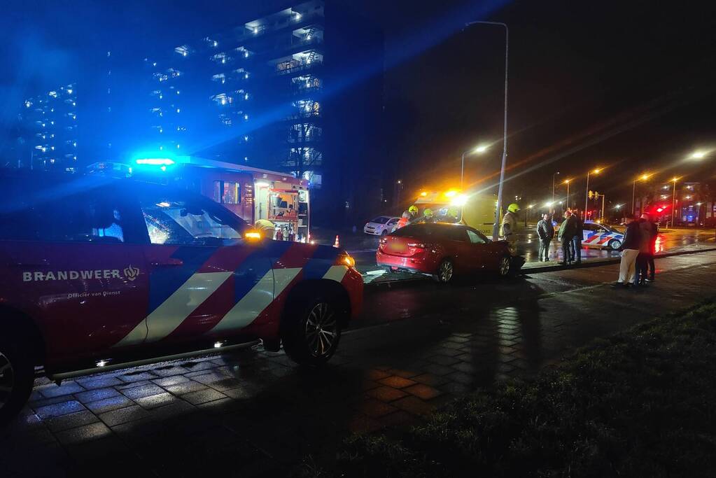 Auto botst tegen lantaarnpaal