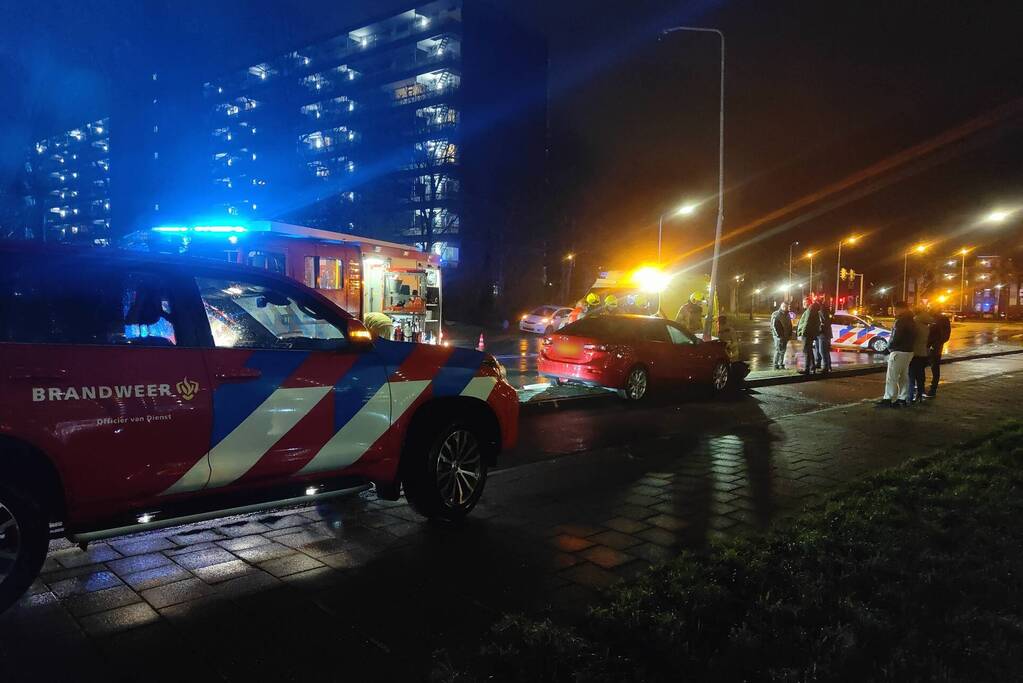 Auto botst tegen lantaarnpaal